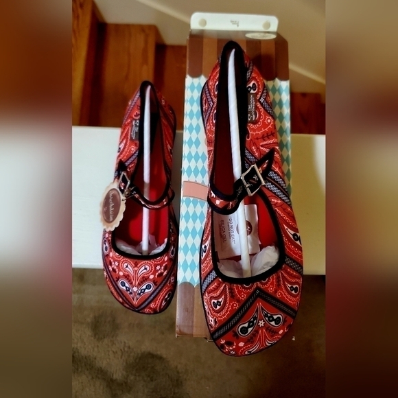 Hot Chocolate Design Red Bandana Maryjane Flats Sz 39/9 NWT - Picture 2 of 4